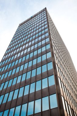 mavi gökyüzüne karşı modern ofis