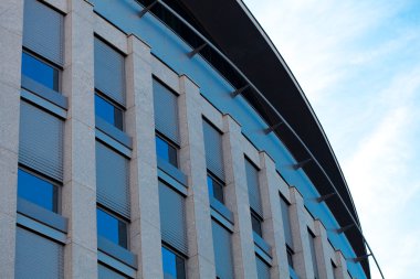 mavi gökyüzüne karşı modern ofis