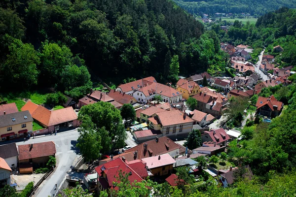 Гірське село в долині вид зверху — стокове фото