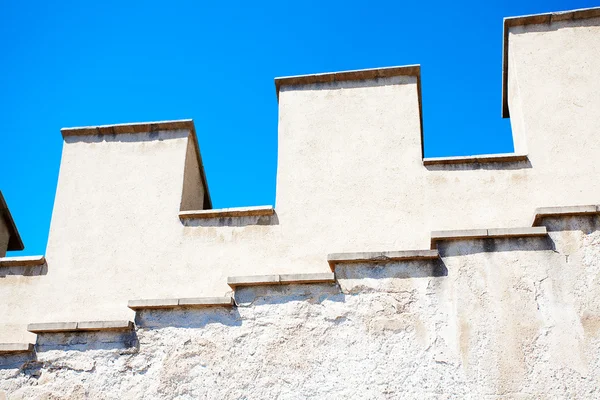 Muur van het kasteel tegen de blauwe hemel — Stockfoto