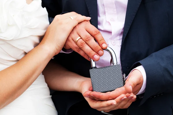 Sadece asma kilit elinde zincir ile evli — Stok fotoğraf