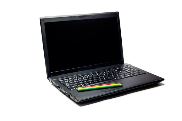 Laptop preto e lápis isolado no branco — Fotografia de Stock
