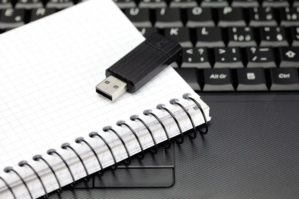 Klávesnice notebooku, notebook a flash disk — Stock fotografie