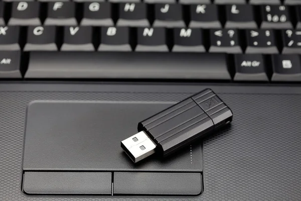 Laptop toetsenbord en flash drive — Stockfoto