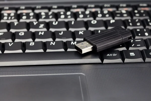 Teclado portátil e flash drive — Fotografia de Stock