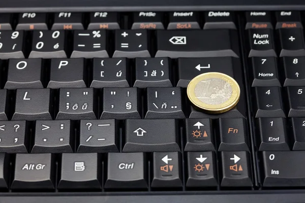 Laptop toetsenbord en munt euro — Stockfoto