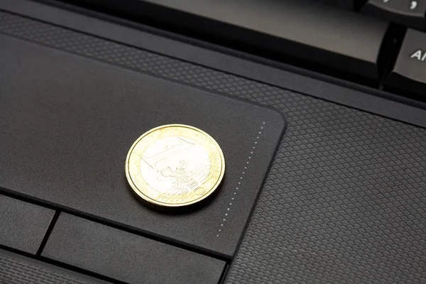 笔记本电脑键盘和硬币欧元 — 图库照片