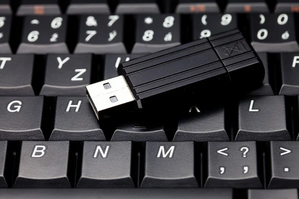 Teclado portátil e flash drive — Fotografia de Stock