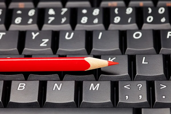 Laptop toetsenbord en potlood — Stockfoto