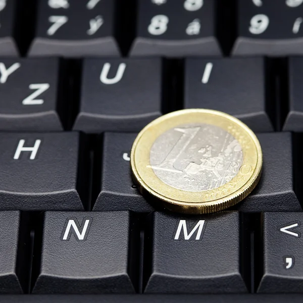 Notebook klávesnice a mince euro — Stock fotografie
