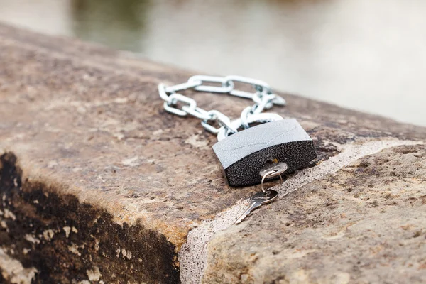 Padlock and chain on the parapet — Stock Photo, Image