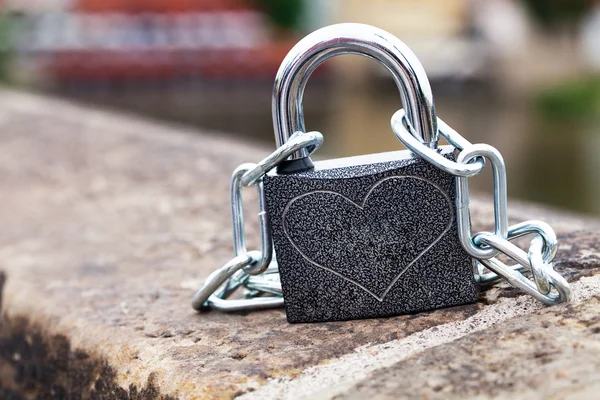 Padlock and chain on the parapet — Stock Photo, Image