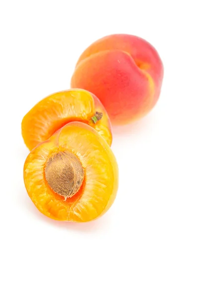 Aprikos isolert på hvitt – stockfoto