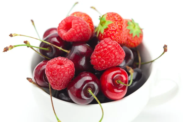 Aardbeien, frambozen en kersen in een kom geïsoleerd op whi — Stockfoto