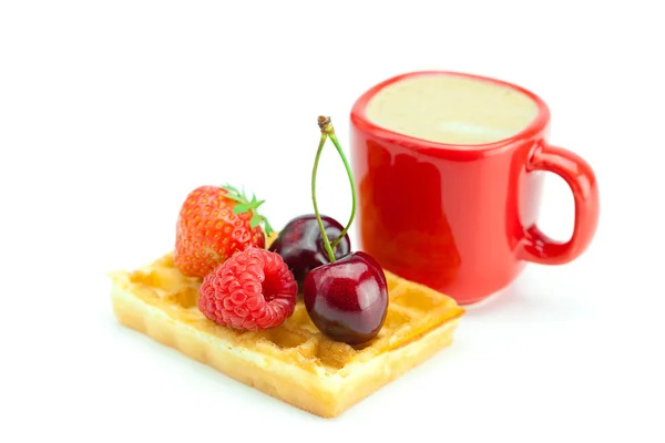 Cappuccino csésze, gofri, cseresznye, eper és málna — Stock Fotó