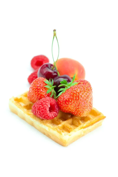 Waffles, cereja, morango, damasco e framboesa isolados em w — Fotografia de Stock