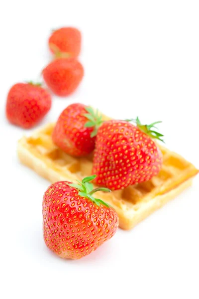 Wafels en aardbeien op witte geïsoleerd — Stockfoto