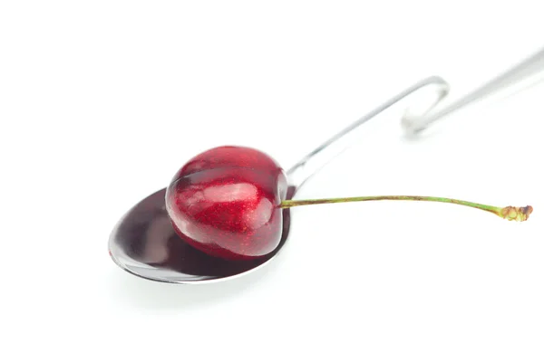 Cucchiaio e ciliegia isolati su bianco — Foto Stock