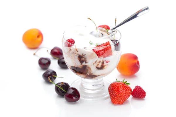 Ijs, kersen, abrikozen, frambozen, aardbeien en spo — Stockfoto