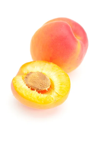 Aprikos isolert på hvitt – stockfoto