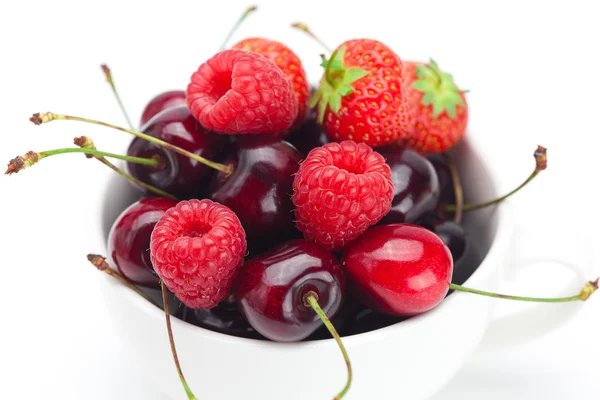 Frambuesas, fresas y cerezas en un bol aislado en whi — Foto de Stock