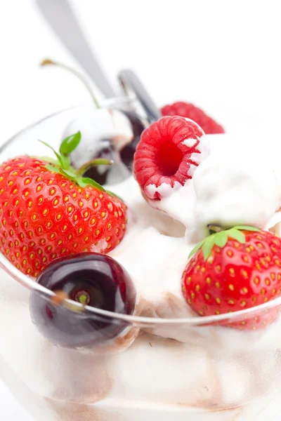 Glass, körsbär, hallon, jordgubbar och sked isolera — Φωτογραφία Αρχείου