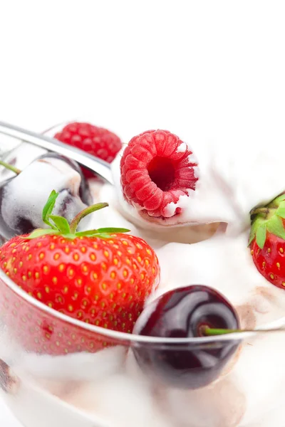 Glass, körsbär, hallon, jordgubbar och sked isolera — Stockfoto