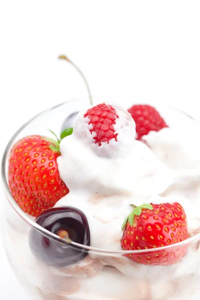 Crème glacée, cerises, framboises et fraises isolées sur wh — Photo