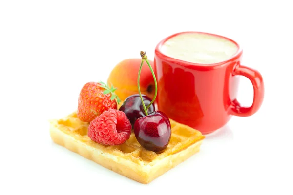 Cappuccino csésze, gofri, sárgabarack, cseresznye, eper és reszelt — Stock Fotó