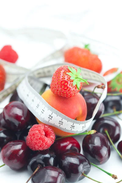 Measure tape,strawberry, apricot, cherry and raspberry isolated — Stock Photo, Image