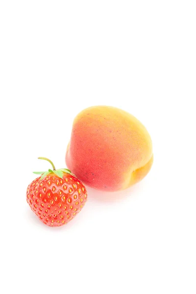 Meruňky a jahody izolované na bílém — Stock fotografie