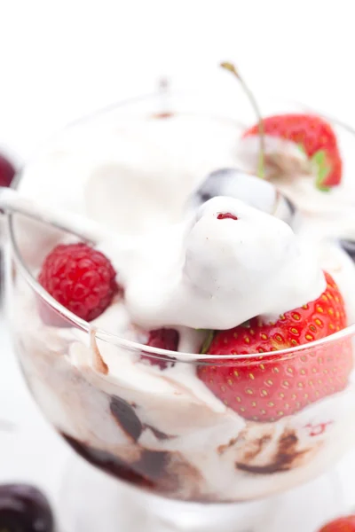 Мороженое, вишня, малина, клубника и изоляция ложки — стоковое фото