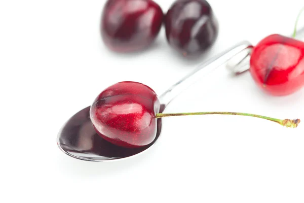 Lžíce a cherry izolovaných na bílém — Stock fotografie