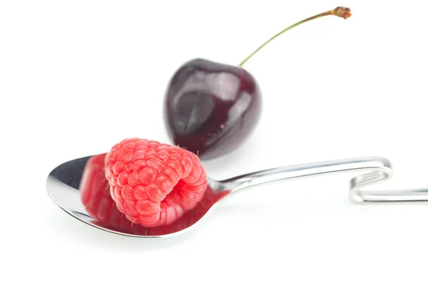 树莓、 勺子和樱桃白色上孤立 — 图库照片