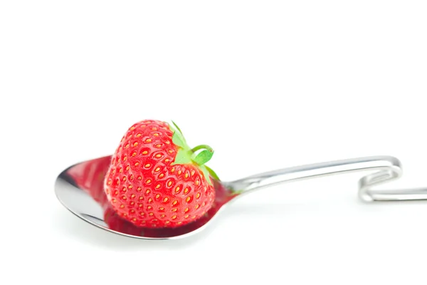 勺子和草莓，用白色隔开 — 图库照片