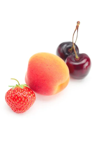 杏、 樱桃和草莓上白色隔离 — 图库照片