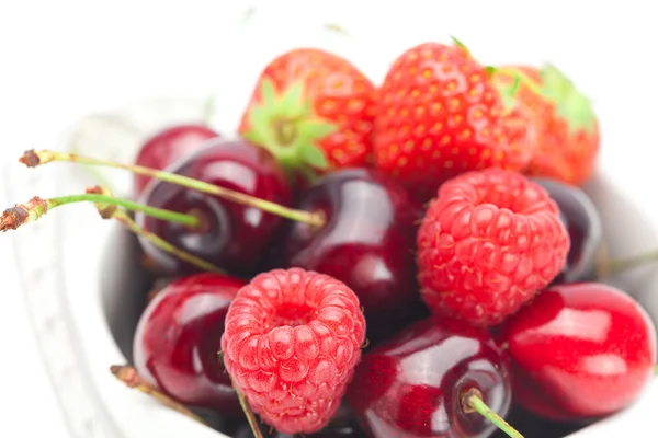 树莓、 草莓和樱桃的孤立 whi 上一碗 — 图库照片