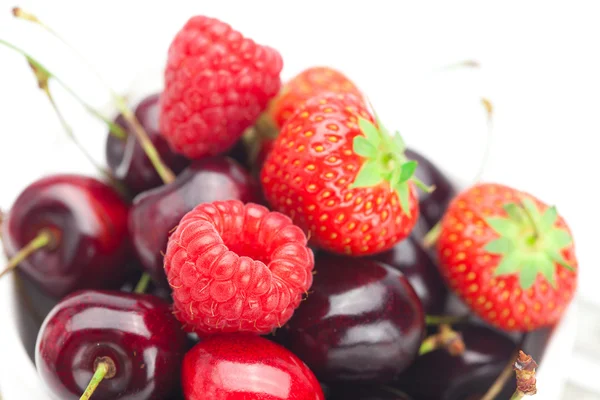 Aardbeien, frambozen en kersen in een kom geïsoleerd op whi — Stockfoto