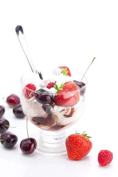 冰淇淋、 樱桃、 树莓、 草莓和勺子隔离 — 图库照片