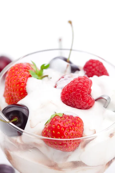 Παγωτό, κεράσια, σμέουρα και φράουλες που απομονώνονται σε wh — Φωτογραφία Αρχείου