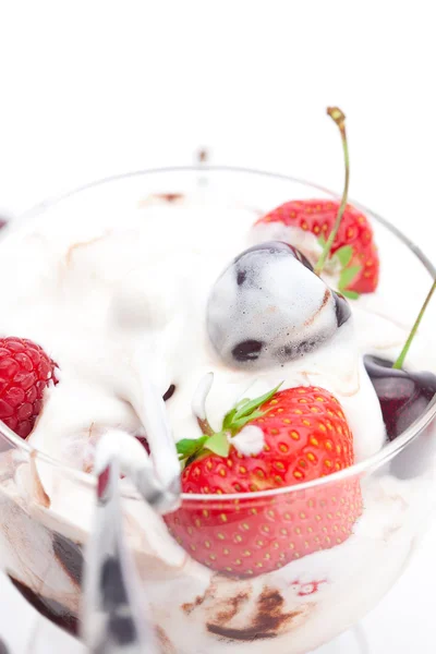 Crème glacée, cerises, framboises et fraises isolées sur wh — Photo