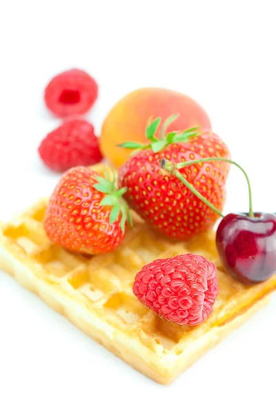 Wafels en abrikoos, kersen, aardbeien, frambozen, geïsoleerd — Stockfoto