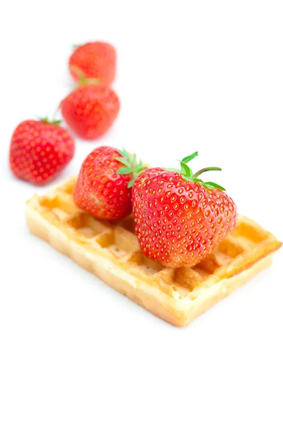 Waffles e morangos isolados sobre branco — Fotografia de Stock