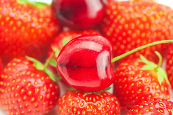 樱桃草莓的背景上 — 图库照片