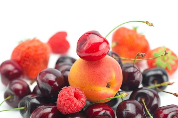 Aprikosen, Kirschen, Erdbeeren und Himbeeren isoliert an Pfingsten — Stockfoto