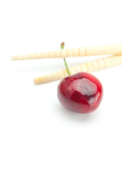 Kirsche und Essstäbchen isoliert auf weiß — Stockfoto