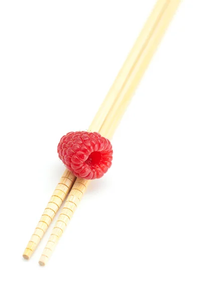 覆盆子和孤立在白色的筷子 — 图库照片