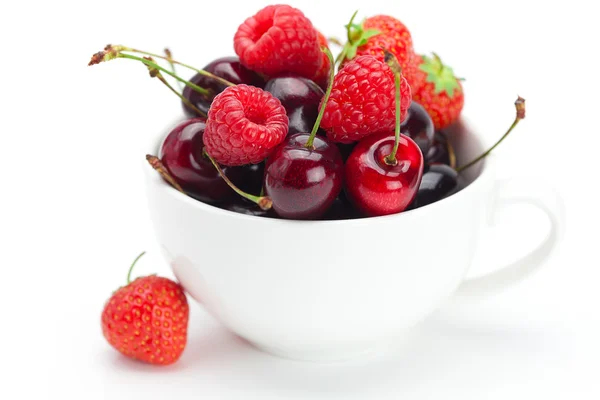 树莓、 草莓和樱桃的孤立 whi 上一碗 — 图库照片