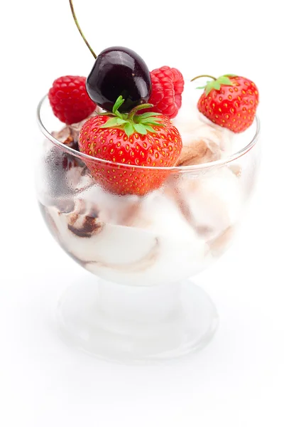 Eis, Kirschen, Himbeeren und Erdbeeren isoliert auf wh — Stockfoto