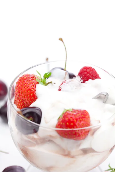 Eis, Kirschen, Himbeeren und Erdbeeren isoliert auf wh — Stockfoto